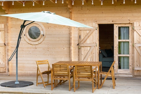 Outdoor dining. Chalet '4 Pers Landeleau 2kms Canal' with Private Terrace