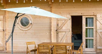 Chalet '4 Pers Landeleau 2kms Canal' with Private Terrace