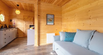 Chalet '4 Pers Landeleau 2kms Canal' with Private Terrace