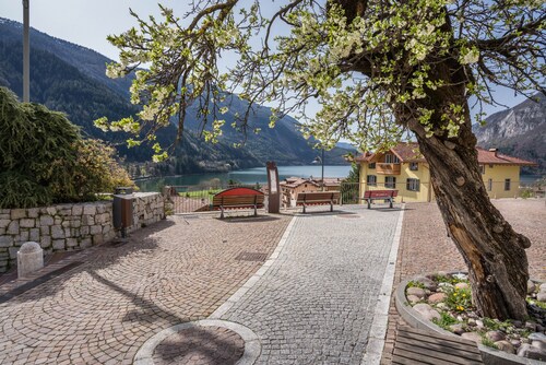 Appartement "Casa Batistei Ribes" avec vue sur le lac, balcon et Wi-Fi