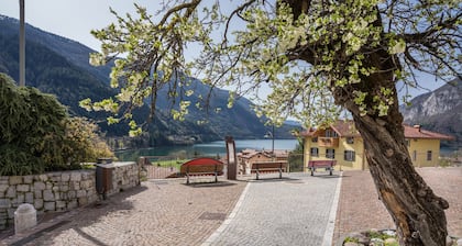 Appartement "Casa Batistei Ribes" avec vue sur le lac, balcon et Wi-Fi