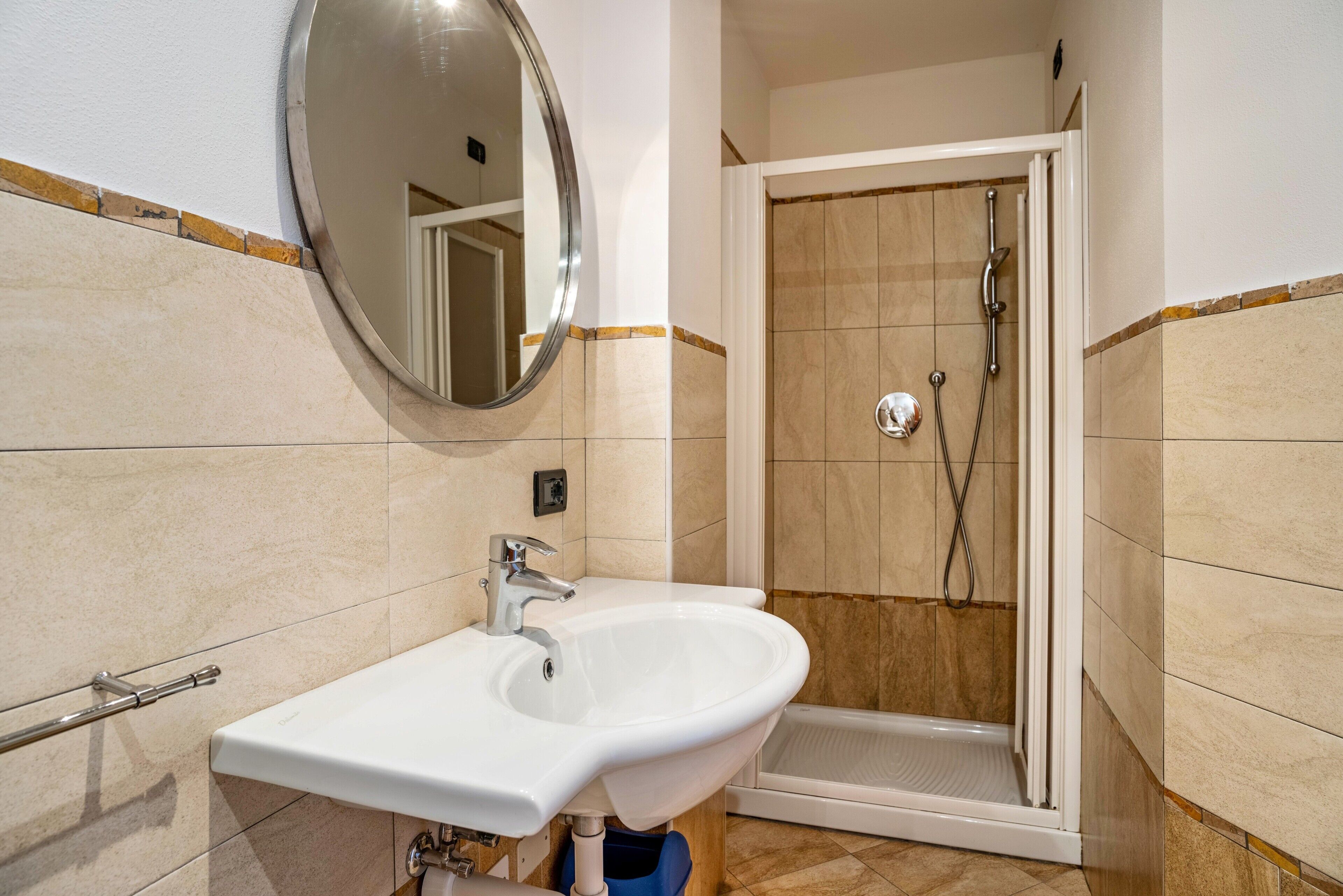 Een douche, gratis toiletartikelen, een haardroger, handdoeken