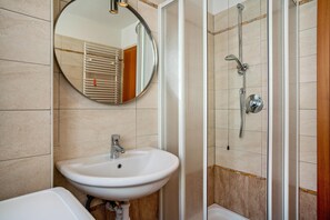 Dusj, toalettartikler (inkludert), hårføner og håndklær