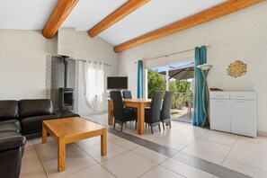 TV, tavolo da ping pong