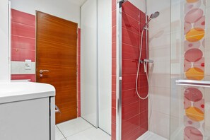 Dusche, Haartrockner, Handtücher