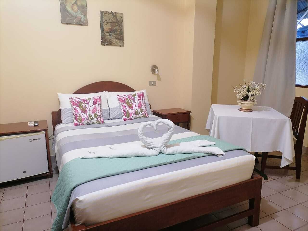 6 habitaciones, tabla de planchar con plancha, wifi y ropa de cama 