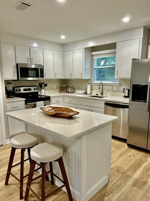 Refrigerador, microondas, horno, placa de cocina