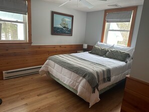 5 bedrooms, desk, iron/ironing board, travel cot