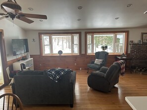 Smart-tv, dvd-spelare och böcker