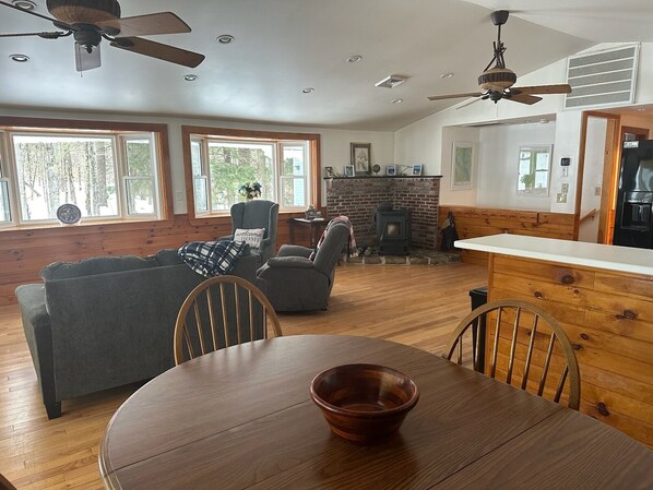 Smart-tv, dvd-spelare och böcker