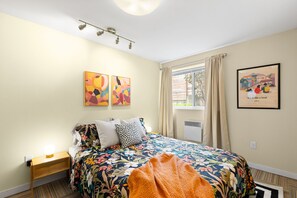 1 室のベッドルーム、デスク、アイロン / アイロン台、WiFi (無料)