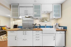 Een koelkast, een microgolfoven, een oven, een kookplaat