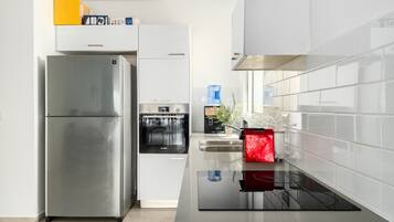 Microondas, horno, placa de cocina y tostadora