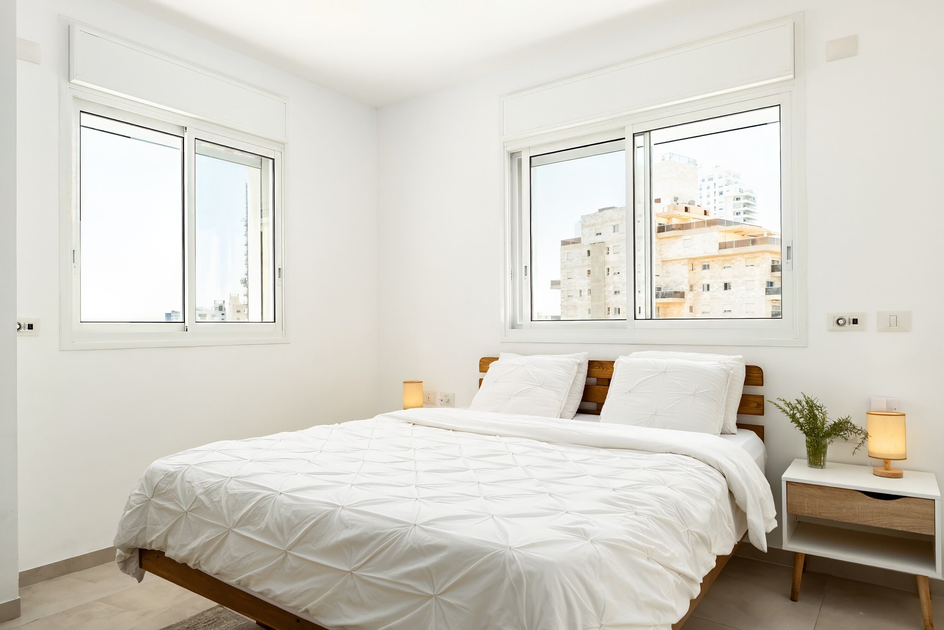 2 habitaciones y tabla de planchar con plancha 