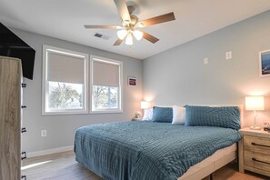 3 bedrooms, iron/ironing board, Internet, bed sheets - Waterfront Historical District Home Near River (North East)