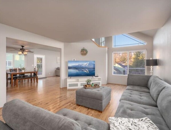 Smart TV - Xenia House-Roseburg Retreat with a View! Near Wildlife Safari (Roseburg)