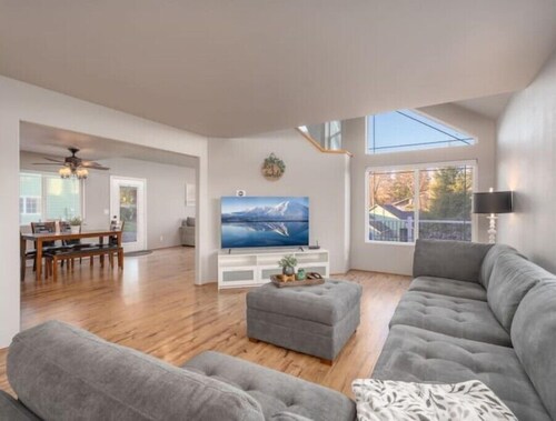 Xenia House-Roseburg Retreat with a View! Near Wildlife Safari