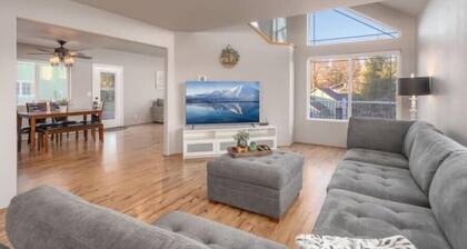 Xenia House-Roseburg Retreat with a View! Near Wildlife Safari