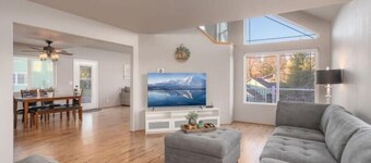 Xenia House-Roseburg Retreat with a View! Near Wildlife Safari