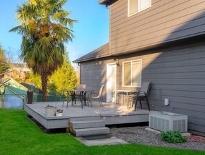 Outdoor dining - Xenia House-Roseburg Retreat with a View! Near Wildlife Safari (Roseburg)