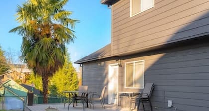 Xenia House-Roseburg Retreat with a View! Near Wildlife Safari