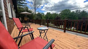 Outdoor dining - Bungalow Retreat 5 min. to Mt Wash.  
Hot tub and Pet Friendly (Carroll)