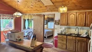 3 bedrooms, WiFi, bed sheets - Bungalow Retreat 5 min. to Mt Wash.  
Hot tub and Pet Friendly (Carroll)