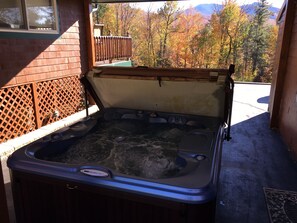 Outdoor spa tub - Bungalow Retreat 5 min. to Mt Wash.  
Hot tub and Pet Friendly (Carroll)