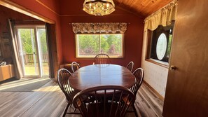 Dining - Bungalow Retreat 5 min. to Mt Wash.  
Hot tub and Pet Friendly (Carroll)