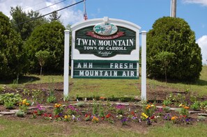 Property grounds - Bungalow Retreat 5 min. to Mt Wash.  
Hot tub and Pet Friendly (Carroll)