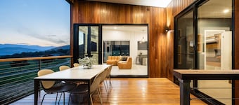 Deep Creek:  Rosie's Rest - Modern farmstay with breathtaking views.