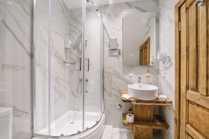 Presidential Apartment | Bathroom | Shower, hair dryer, bathrobes, slippers - Hotel PORTO TARA (Ogradenica)