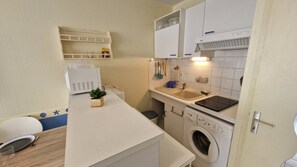 Køleskab, mikrobølgeovn, køkkentøj/tallerkener/redskaber