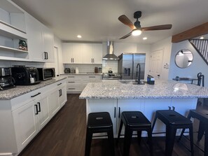 Kjøleskap, mikrobølgeovn, ovn og kokeplater