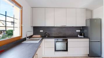 Een koelkast, een oven, een vaatwasser, een broodrooster