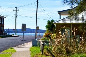 Property grounds - Ella's Beach Haven (Batehaven)