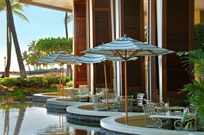 Outdoor dining - The Grand Islander, a Hilton Grand Vacations Club - 1 Bedroom Plus - Partial Ocean View - 1BP (Honolulu Oahu)