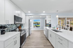 Fridge, microwave, oven, stovetop - beautiful views and sunsets in the gorgeous ground level home! (Sanibel)