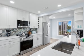 Fridge, microwave, oven, stovetop - beautiful views and sunsets in the gorgeous ground level home! (Sanibel)