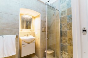 Shower, hair dryer, bidet, towels