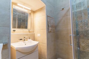 Douche, sèche-cheveux, bidet, serviettes fournies