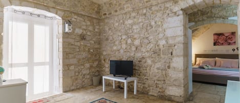1 habitación, tabla de planchar con plancha, internet y ropa de cama