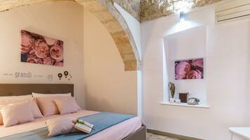 1 bedroom, iron/ironing board, internet, bed sheets