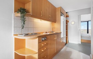 Geladeira, cooktop, cafeteira/chaleira