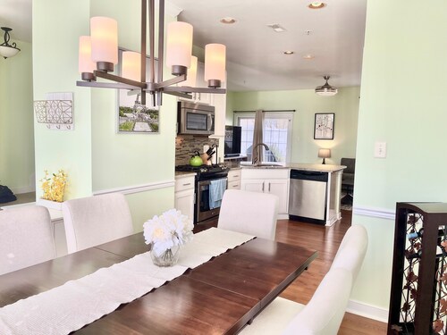 Townhome in Village of 5 Points, 3BDR 2.5BA Sleeps 6-8. Saturday-Saturday