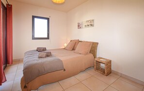 4 bedrooms, travel cot, free WiFi - Beautiful home in Sagone with kitchen (Sagone)