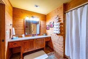 Een douche, een haardroger, handdoeken, zeep