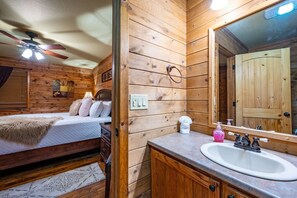 4 bedrooms, desk, iron/ironing board, WiFi