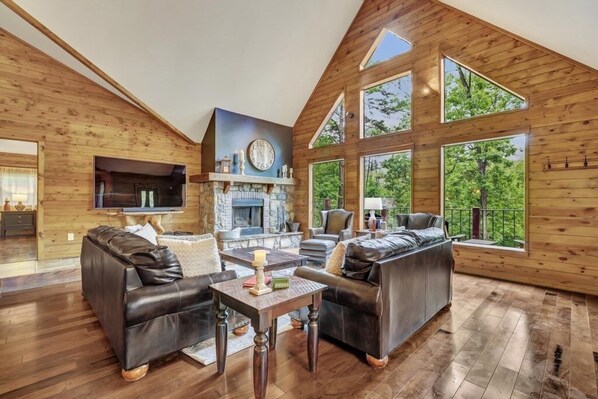 Una Smart TV, una chimenea, videojuegos, un futbolín