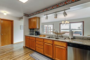 Fridge, stovetop, dishwasher, coffee/tea maker - Boat Dock! Waterfront Group Getaway in Ocean Pines (Ocean Pines)